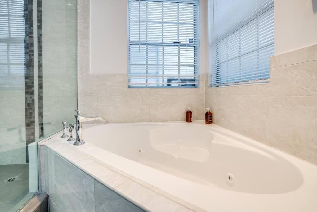 Villa Prime Location! House W/pool 7 Mins To Universal, 10 Mins To Hollywood