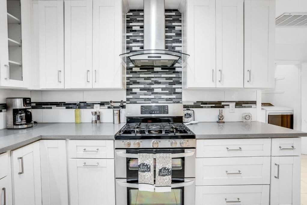 Villa Prime Location! House W/pool 7 Mins To Universal, 10 Mins To Hollywood *